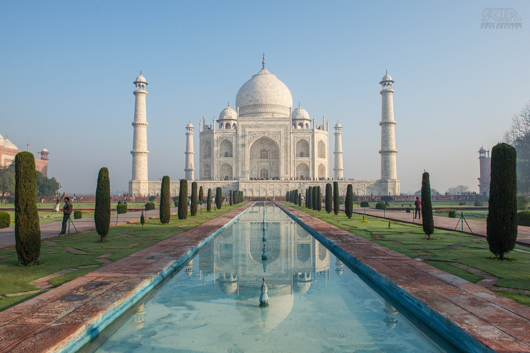 Agra - Taj Mahal De traditionele foto voor de Taj Mahal. De Taj Mahal is 58m hoog en 56m breed en staat op een 10.000m² groot marmeren platform. Voor het gebouw bevindt zich een uitgestrekte tuin, waarin zich een langgerekt waterbekken bevindt. Stefan Cruysberghs